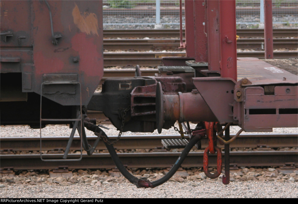 Russian freight car coupled to VR duel-coupler flat car